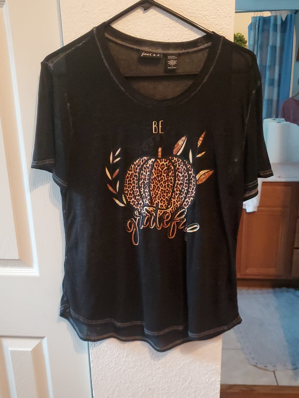 Joei & I Women’s Black 'Be Grateful' Leopard Pumpkin Short Sleeve Tee